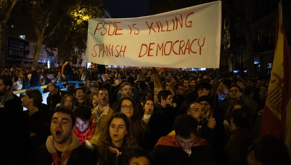 VÍDEO: Blindan la calle Ferraz ante la octava noche de protestas frente a la sede del PSOE