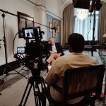 Arturo Pérez-Reverte en "Sembrando sueños", documental de Alfonso Sánchez sobre los hermanos Álvarez Quintero