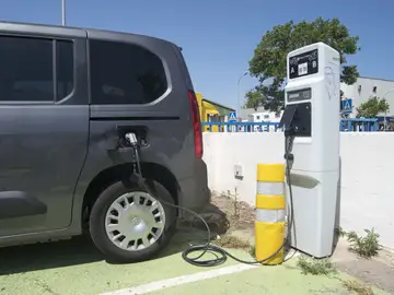 Punto de recarga de un vehículo eléctrico Punto de recarga de un vehículo eléctrico