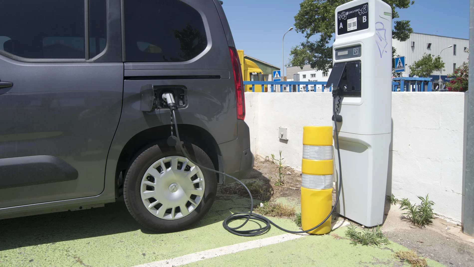 Punto de recarga de un vehículo eléctrico