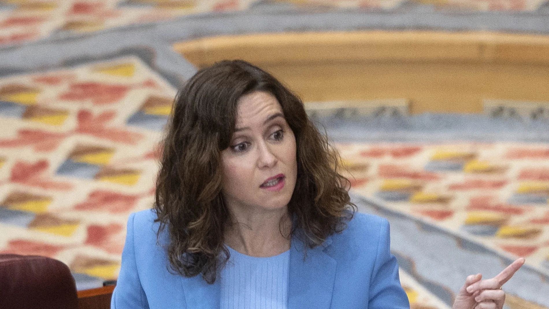 La presidenta de la Comunidad de Madrid, Isabel Díaz Ayuso, interviene durante un pleno en la Asamblea de Madrid, a 8 de noviembre de 2023, en Madrid (España). La Asamblea de Madrid acoge un nuevo Pleno, adelantado por el festivo del Día de Nuestra Señora de la Almudena, donde se tratan como temas la política nacional y los pactos del PSOE con los independentistas de cara a la investidura de Pedro Sánchez. La sesión plenaria ha comenzado con un minuto de silencio por el asesinato de una mujer a puñaladas en Getafe la semana pasada, un caso que se investiga como posible violencia machista. 08 NOVIEMBRE 2023;MADRID;PLENO ASAMBLEA;POLITICA NACIONAL;PACTOS CON INDEPENDENTISTAS Alberto Ortega / Europa Press 08/11/2023