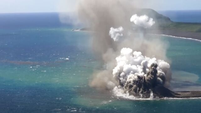 En Japón, registran en vídeo el nacimiento de una isla