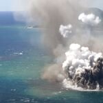 En Japón, registran en vídeo el nacimiento de una isla