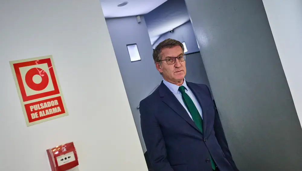 El líder del PP, Alberto Núñez Feijóo, realiza una declaración institucional "urgente y solemne" en la sede del PP en Madrid este jueves tras el pacto firmado entre el PSOE y Junts para la investidura de Pedro Sánchez en alusión a la amnistía.