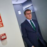 El líder del PP, Alberto Núñez Feijóo, realiza una declaración institucional "urgente y solemne" en la sede del PP en Madrid este jueves tras el pacto firmado entre el PSOE y Junts para la investidura de Pedro Sánchez en alusión a la amnistía. 