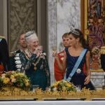La reina Letizia (2d) brinda con la reina Margarita (2i) durante la cena de gala ofrecida a los reyes Felipe y Letizia en el Palacio de Christiansborg, dentro de la visita de estado de tres días de los Reyes de España a Dinamarca
