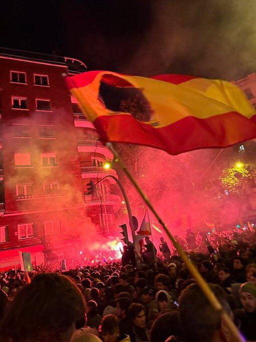 Una bandera española con el escudo recortado