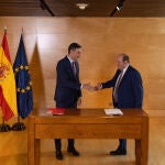 Sánchez y Ortuzar (PNV) firman un acuerdo para la investidura