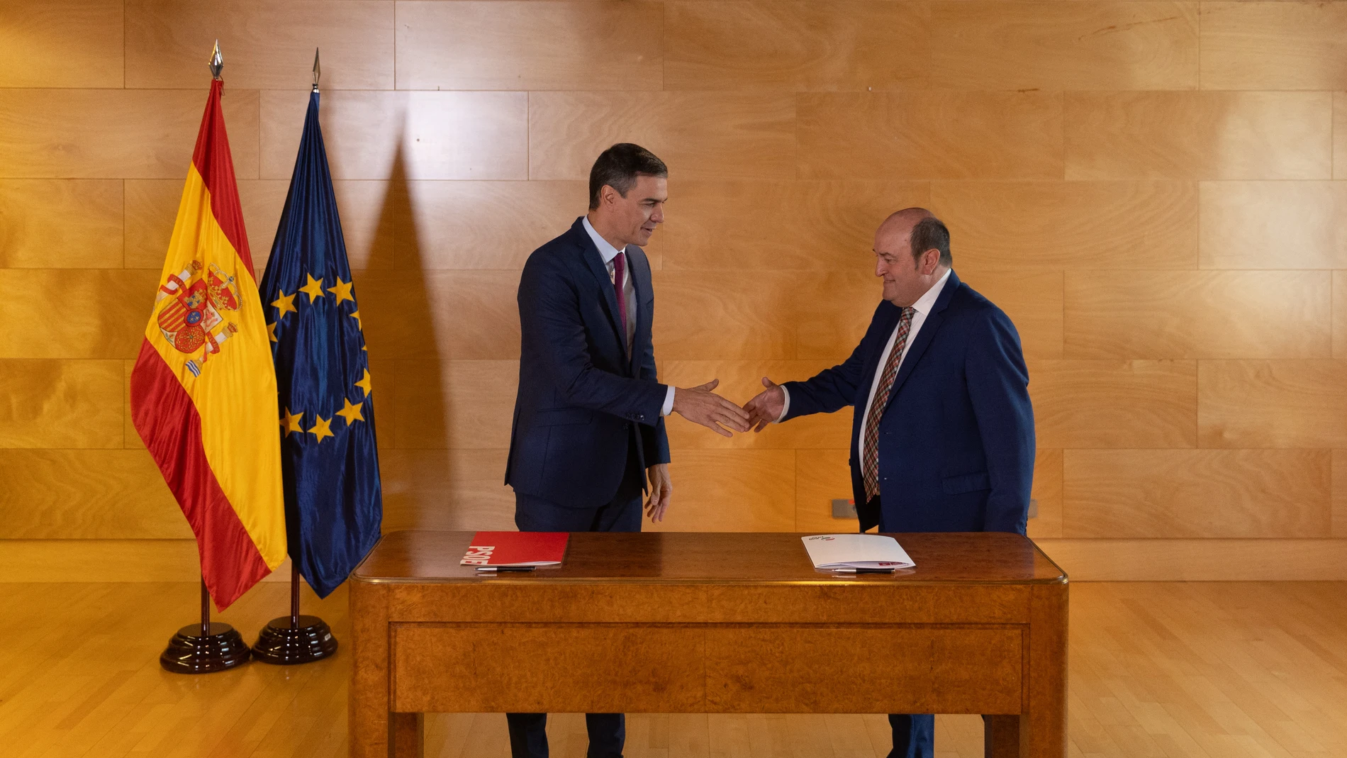El presidente del Gobierno en funciones y candidato a la reelección, Pedro Sánchez (i), y el presidente del EBB del PNV, Andoni Ortuzar (d), firman un acuerdo para la investidura, en el Congreso de los Diputados, a 10 de noviembre de 2023, en Madrid (España). El PNV ha cerrado un acuerdo con el PSOE para la investidura del candidato socialista, Pedro Sánchez, que previsiblemente se celebrará la próxima semana. Los votos a favor del PNV son imprescindibles para que Pedro Sánchez sea investido...