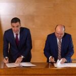 El presidente del Gobierno, Pedro Sánchez, y el presidente del EBB del PNV, Andoni Ortuzar 