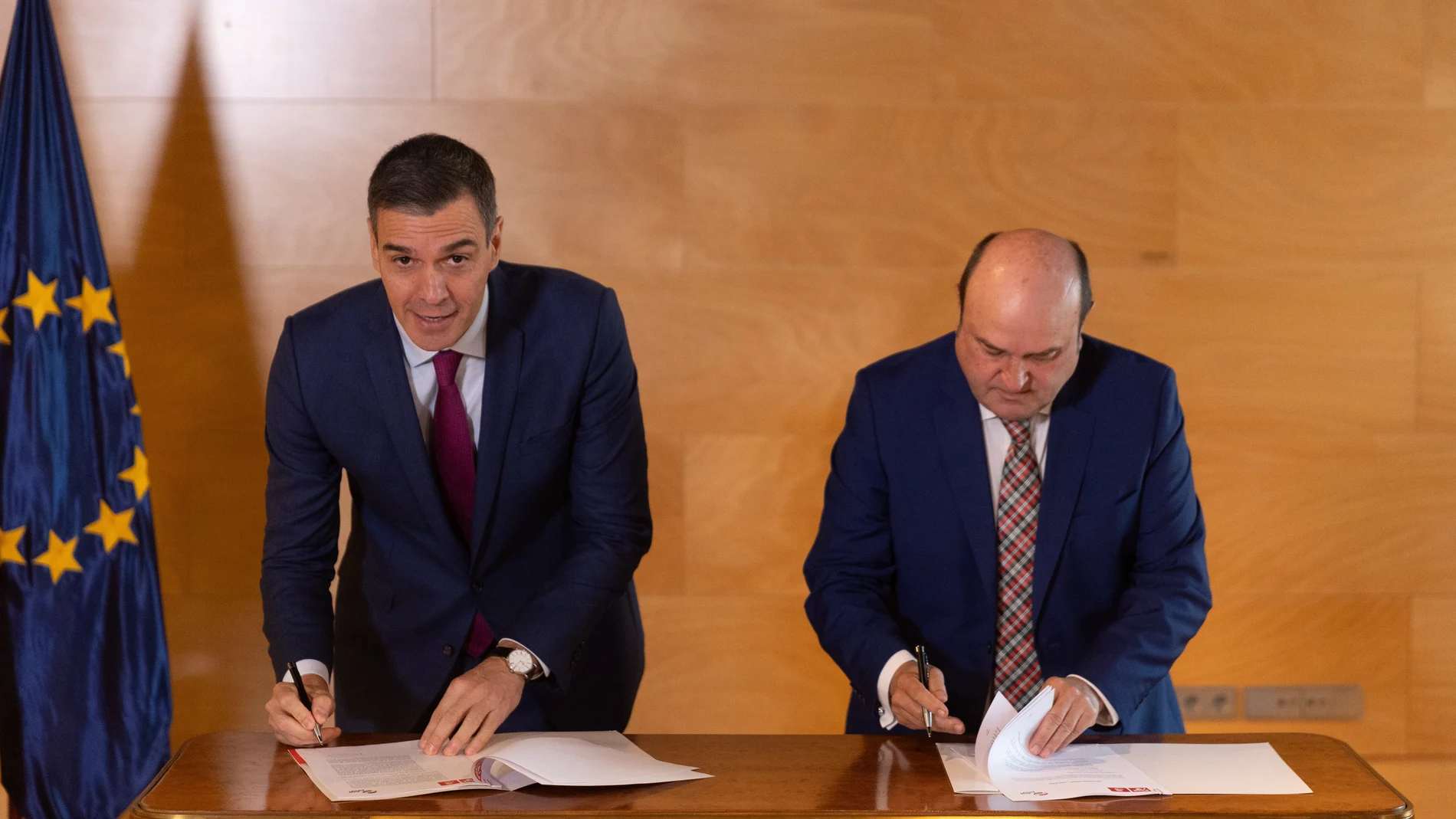 El presidente del Gobierno, Pedro Sánchez, y el presidente del EBB del PNV, Andoni Ortuzar