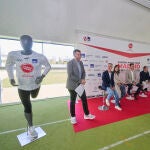 Manu Sánchez, director de "Las noticias de la mañana" de Antena 3, modera la presentación de la carrera Ponle Freno este viernes en el Estadio Vallehermoso de Madrid junto a Borja Carabante, segundo teniente alcalde y concejal de Urbanismo, Medio Ambiente y Movilidad del Ayuntamiento de Madrid; Patricia Pérez, directora general Corporativa de Atresmedia; Josep Alfonso, presidente del Centro de Estudios y Opinión Ponle Freno-AXA y director general de Fundación AXA; Sagrario Carabaño, directora de gestión del Hospital Nacional de Parapléjicos de Toledo; y los embajadores de Ponle Freno Abel Antón, bicampeón del mundo de maratón, y Martín Fiz, campeón del mundo de maratón
