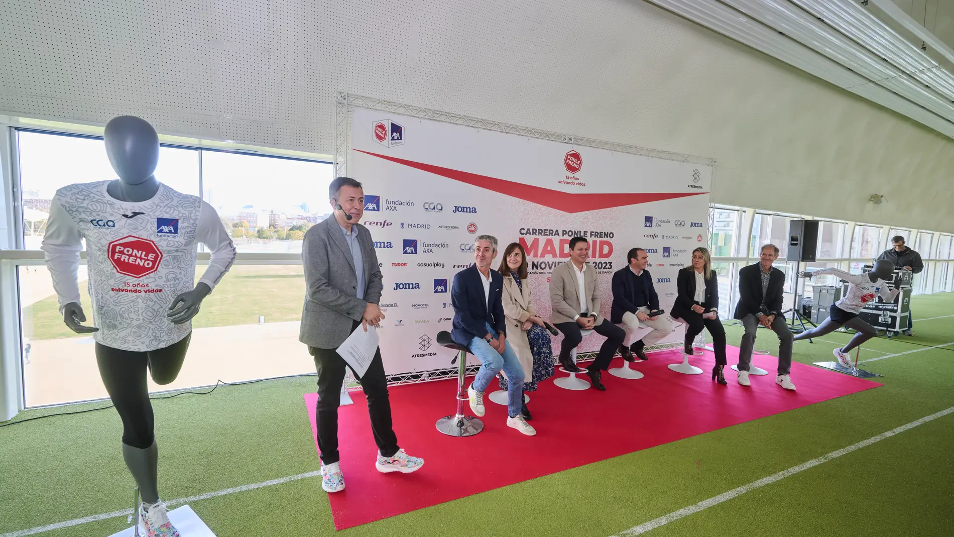 Manu Sánchez, director de "Las noticias de la mañana" de Antena 3, modera la presentación de la carrera Ponle Freno este viernes en el Estadio Vallehermoso de Madrid junto a Borja Carabante, segundo teniente alcalde y concejal de Urbanismo, Medio Ambiente y Movilidad del Ayuntamiento de Madrid; Patricia Pérez, directora general Corporativa de Atresmedia; Josep Alfonso, presidente del Centro de Estudios y Opinión Ponle Freno-AXA y director general de Fundación AXA; Sagrario Carabaño, directora de gestión del Hospital Nacional de Parapléjicos de Toledo; y los embajadores de Ponle Freno Abel Antón, bicampeón del mundo de maratón, y Martín Fiz, campeón del mundo de maratón