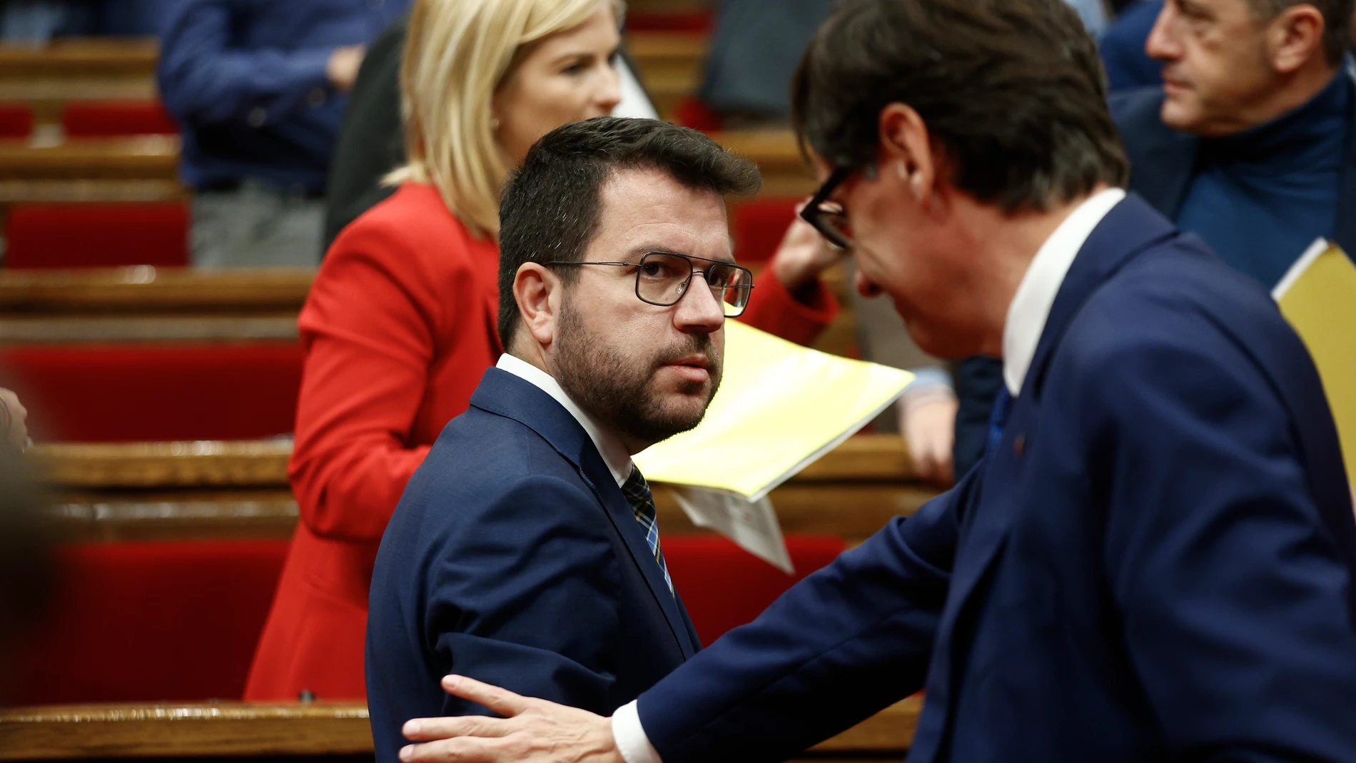 El presidente de la Generalitat, Pere Aragonès, en el pleno del Parlament junto a Salvador Illa (PSC) esta semana