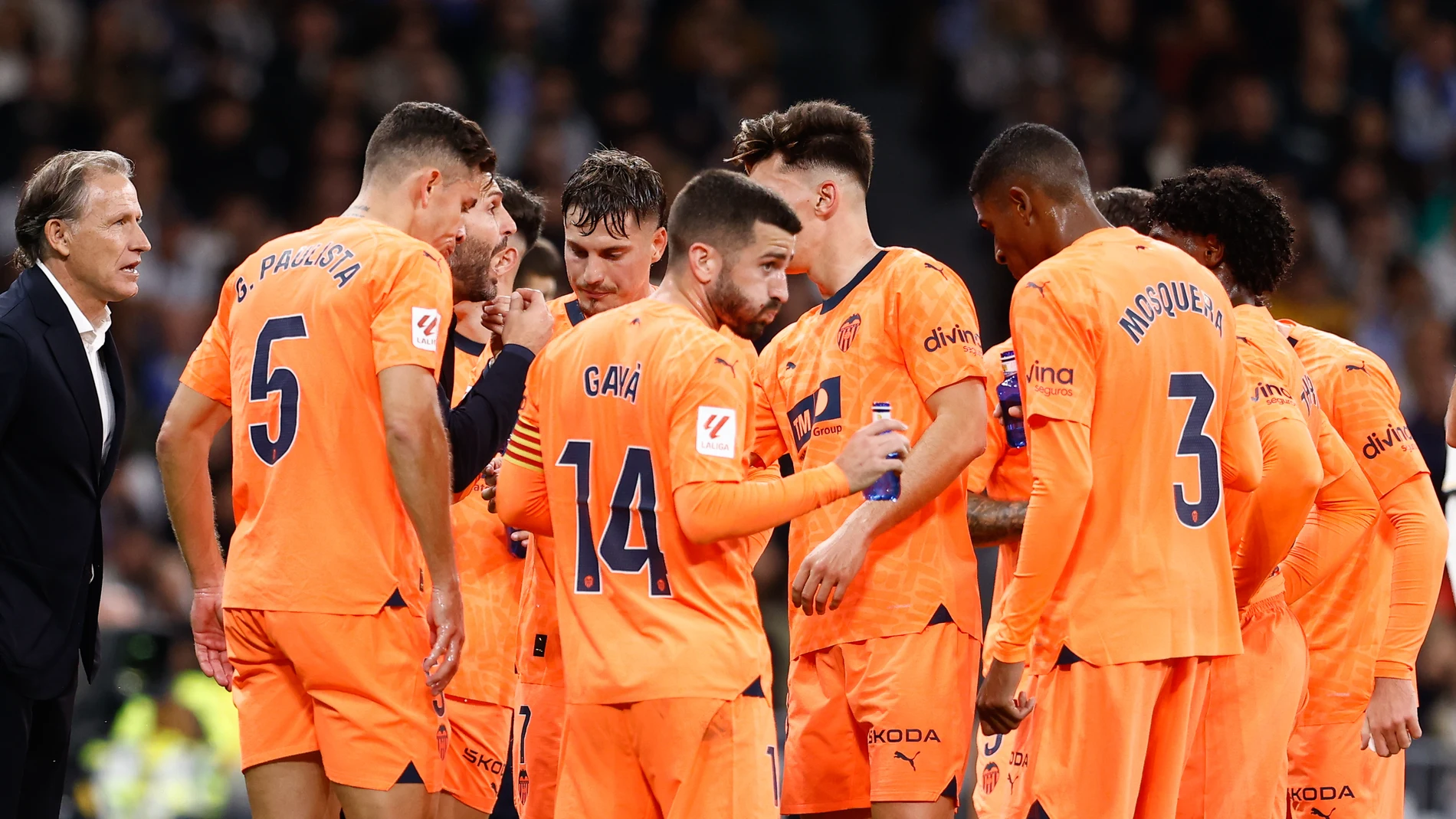 Ruben Baraja, head coach of Valencia, talks to his players during the spanish league, La Liga EA Sports, football match played between Real Madrid and Valencia CF at Santiago Bernabeu stadium on November 11, 2023, in Madrid, Spain. AFP7 11/11/2023 ONLY FOR USE IN SPAIN