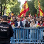 Las protestas en Ferraz continúan por la tarde con gritos contra Sánchez y pidiendo prisión para Puigdemont
