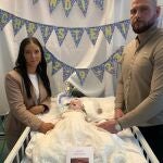 This handout photograph provided by the family's lawyers on November 10, 2023, and taken in September 2023, shows baby Indi with her parents Claire Staniforth and Dean Gregory in the Queen's Medical Centre (QMC) in Nottingham, central England. - British justice confirmed on Friday that the cessation of treatment keeping a seriously ill baby alive could not take place at the family home, contrary to the wishes of his parents.