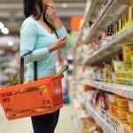 Economía.- El 32% de los españoles recortaría su gasto en alimentación y un 87% en restauración por la inflación