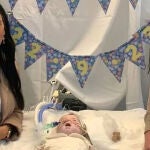 This handout photograph provided by the family's lawyers on November 10, 2023, and taken in September 2023, shows baby Indi with her parents Claire Staniforth and Dean Gregory in the Queen's Medical Centre (QMC) in Nottingham, central England. - British justice confirmed on Friday that the cessation of treatment keeping a seriously ill baby alive could not take place at the family home, contrary to the wishes of his parents. 
