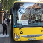 Una mujer en una parada de autobús en la Gran Vía de Murcia.