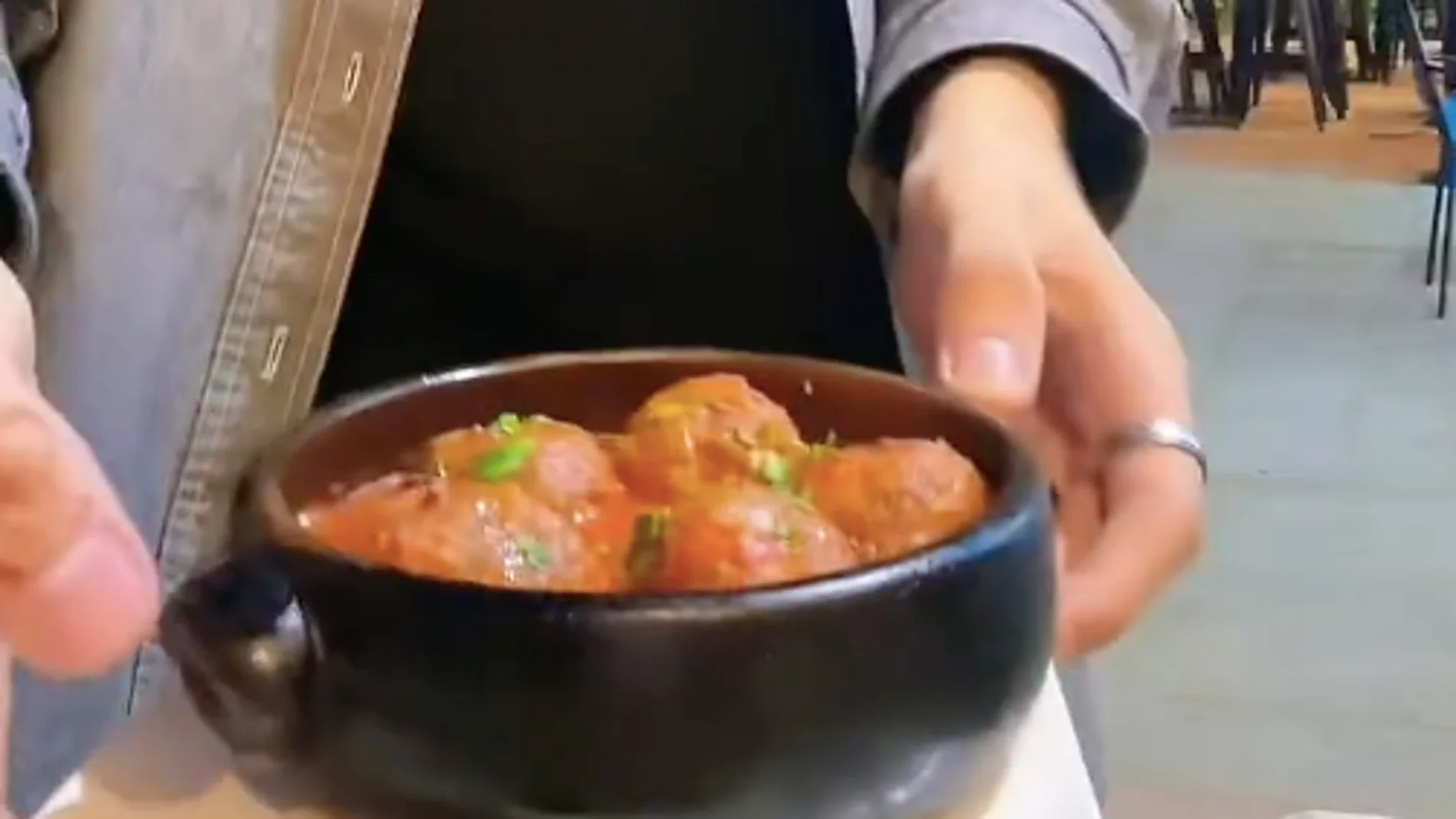 Un español muestra cómo son las albondigas en Corea del Sur