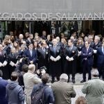 Unos 150 profesionales de justicia se concentran en la plaza de Colón de Salamanca para oponerse a la posibilidad de desarrollar comisiones de investigación en sede parlamentaria a fin de determinar la presencia de situaciones de judicialización de la política