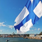 Bandera de Finlandia ondea al viento