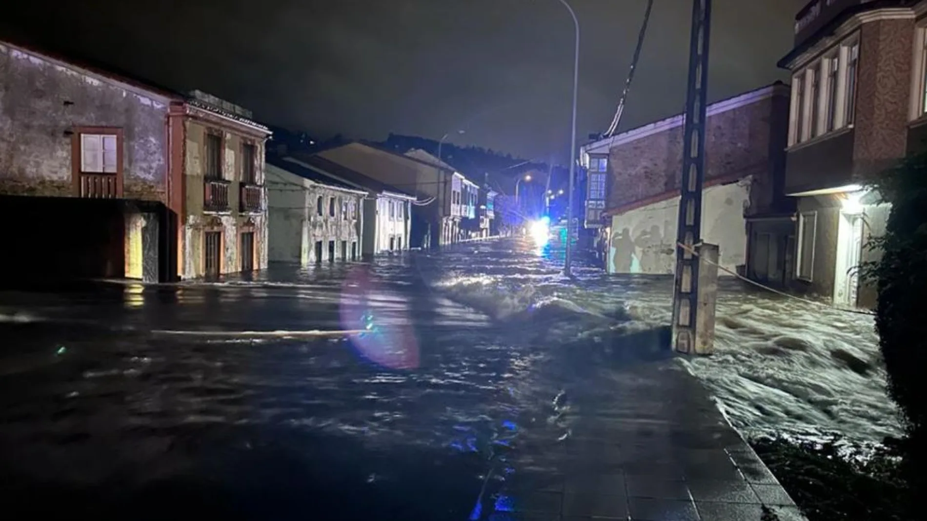 Cuantiosos danos materias na zona de Santa María tras a avalancha de agua sufrida esta madrugada