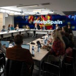 El PP ha preparado toda una batería de acusaciones para dar contenido al eslogan «HelpSpain». En la imagen, Feijóo con corresponsales extranjeros