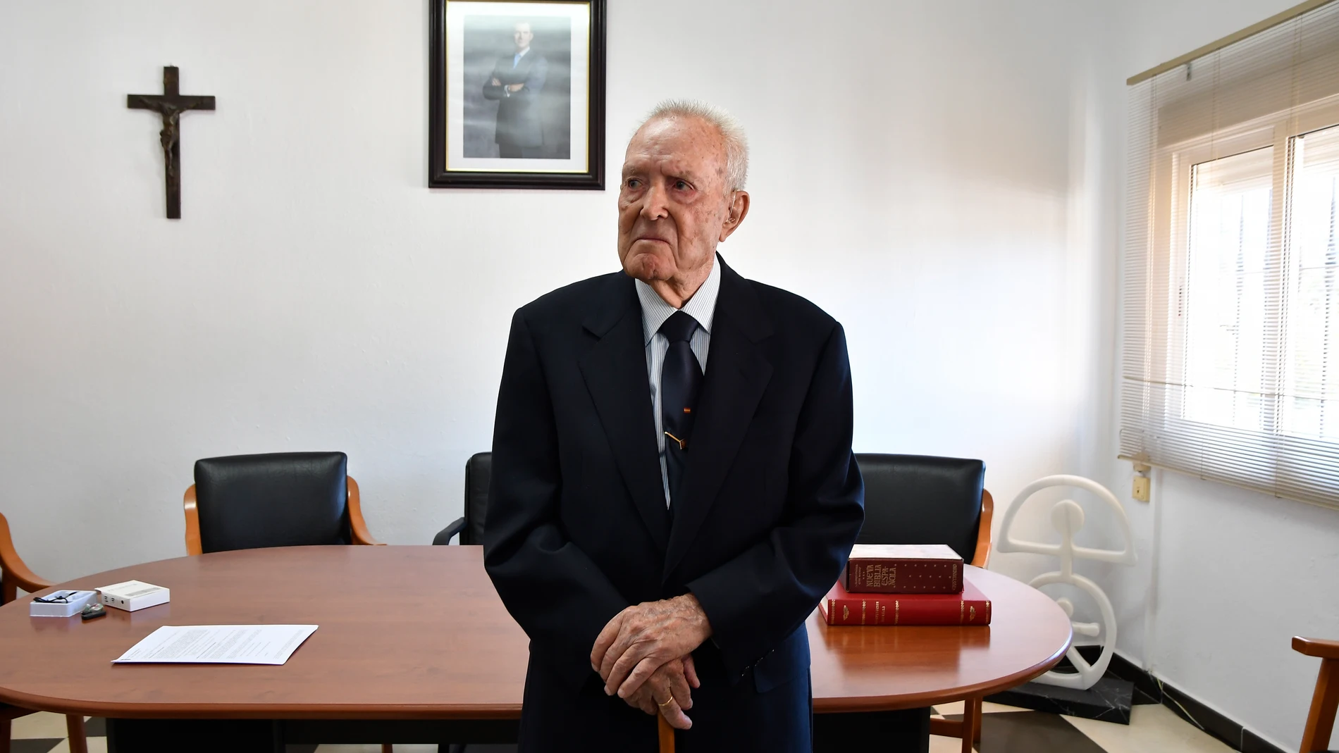 CHERCOS (ALMERÍA), 14/11/2023.- José Antonio Torres (PP), de 98 años, posa con el bastón de mando tras convertirse de nuevo en el regidor de mayor edad del país al prosperar la moción de censura que ha arrebatado la alcaldía de Chercos (Almería) a Eduardo Mesa (PSOE). EFE / Carlos Barba