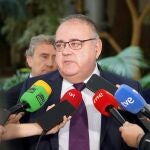 El consejero de Sanidad, Alejandro Vázquez, atiende a los periodistas