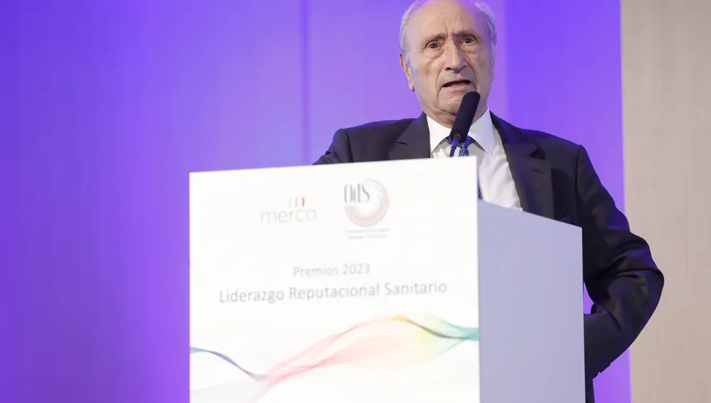 El doctor Pedro Guillén recogiendo el premio a mejor especialista en Traumatología y Cirugía Ortopédica