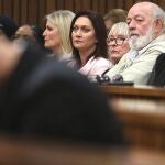 Oscar Pistorius esconde la cabeza entre las manos durante el juicio en presencia de Barry y June Steenkamp