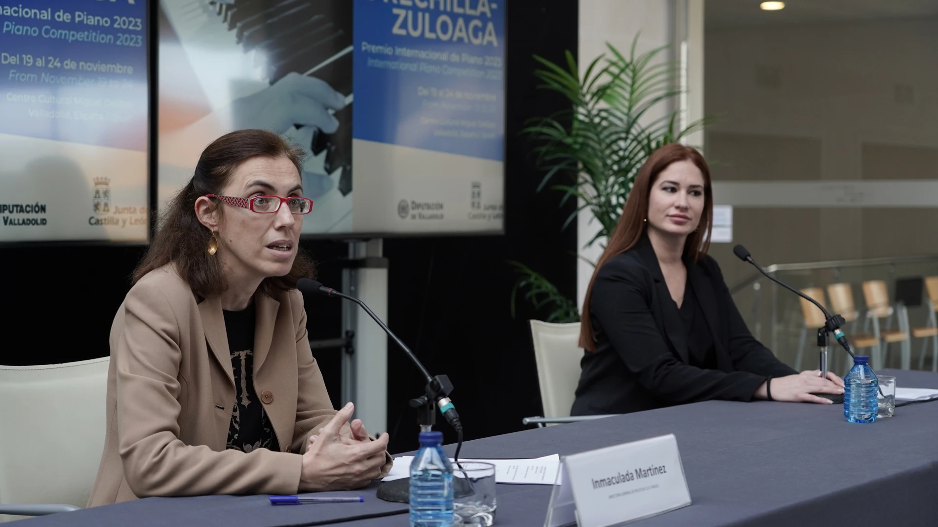 La directora general de Políticas Culturales, Inmaculada Martínez, y Yolanda Burgoa de la diputación de Valladolid, participan en la presentación del Premio Internacional de Piano Frechilla-Zuloaga
