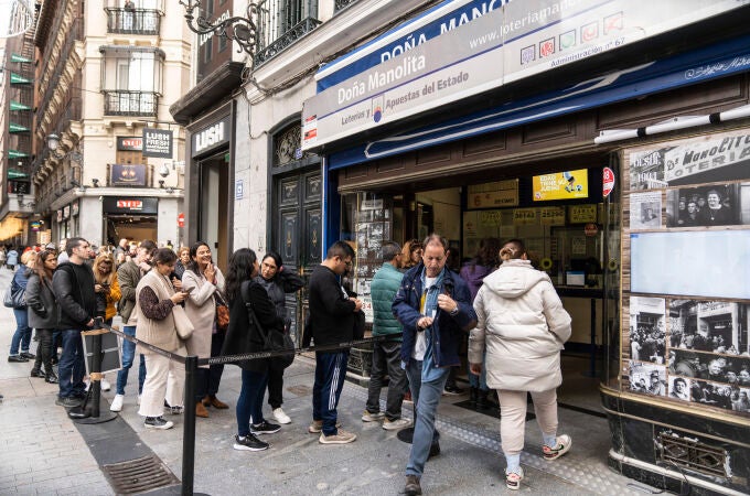 Colas para comprar lotería de Navidad en Doña Manolita. Colas para comprar lotería de Navidad en Doña Manolita.
