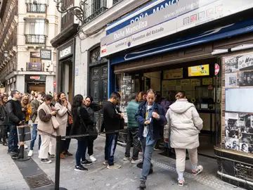 Colas para comprar lotería de Navidad en Doña Manolita. Colas para comprar lotería de Navidad en Doña Manolita.