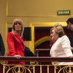 La mujer de Pedro Sánchez, Begoña Gómez (i), y la madre de Magdalena Pérez-Castejón, Magdalena Pérez-Castejón en la tribuna de invitados