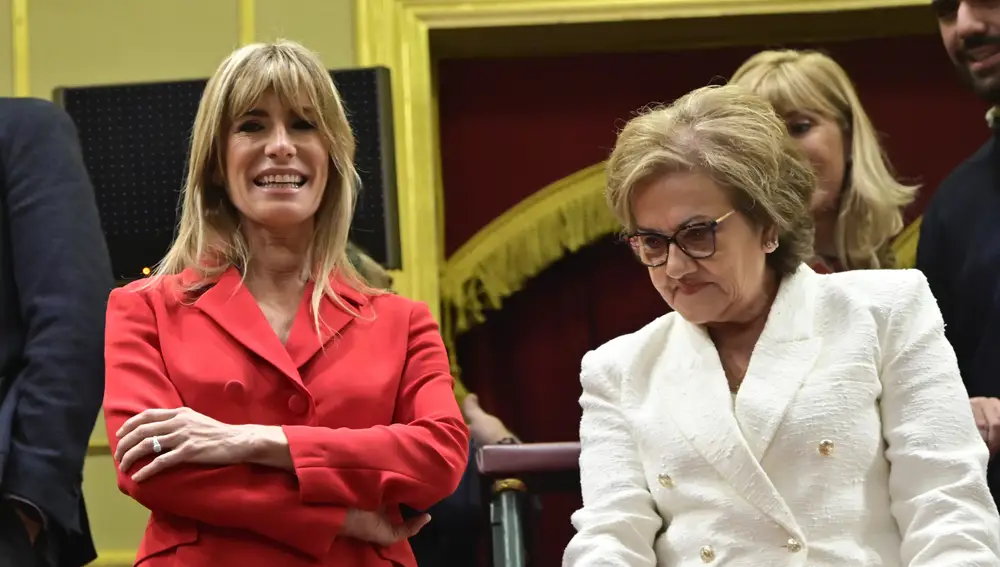 Begoña Gómez con traje rojo en el Congreso.