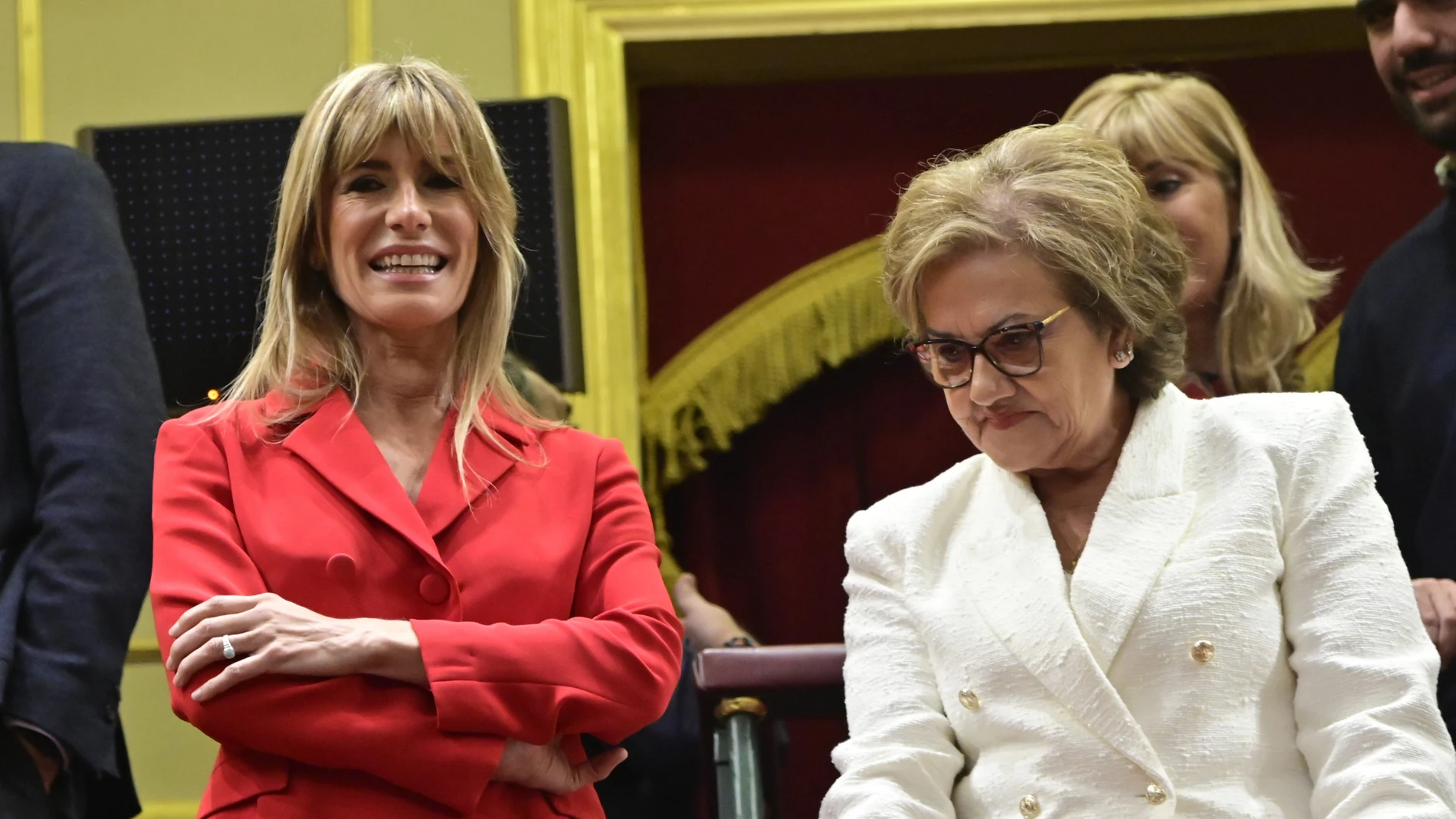 Begoña Gómez con traje rojo en el Congreso.