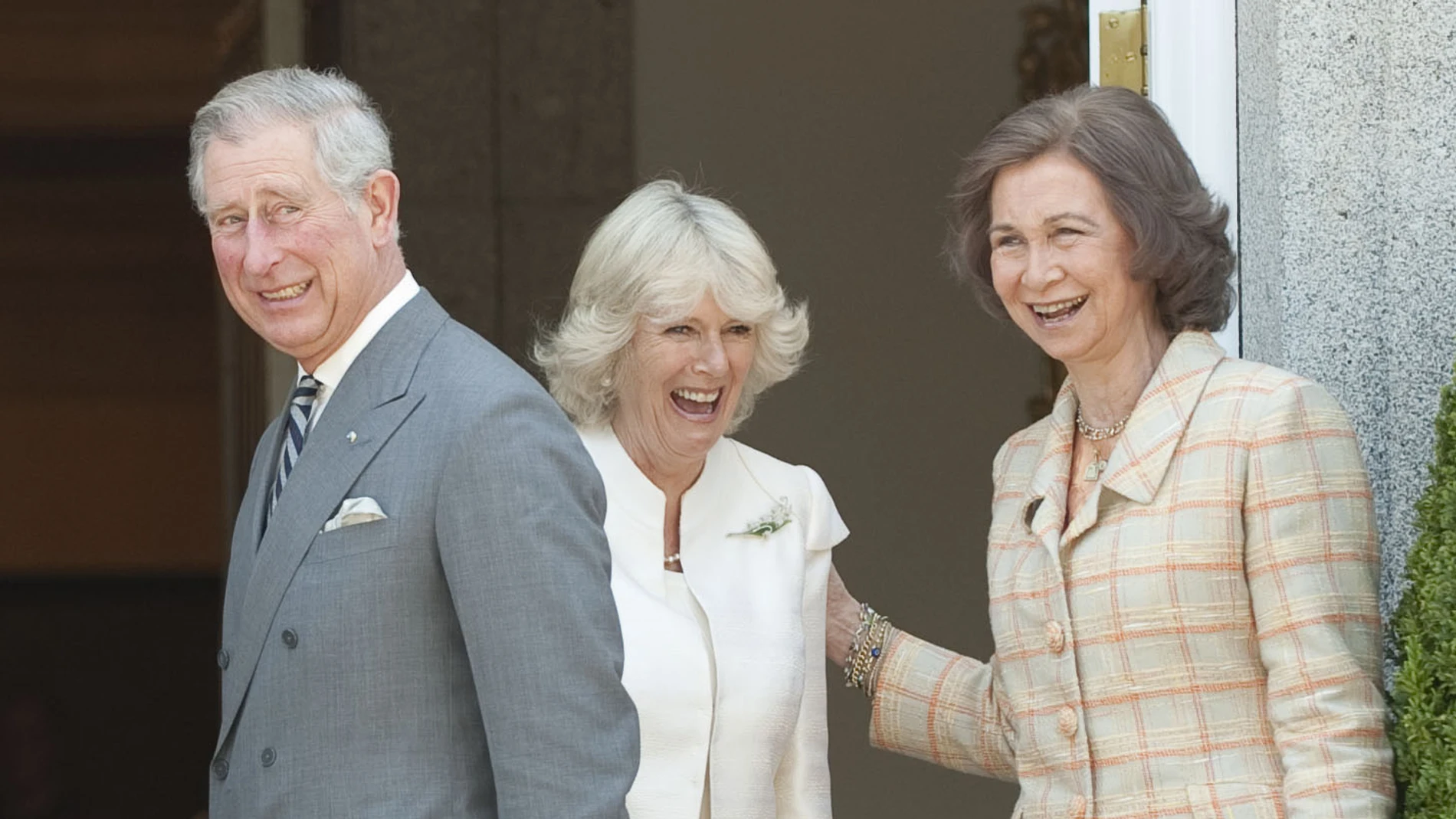 LaReina Sofía junto a Carlos III de Inglaterra y Camila Parker