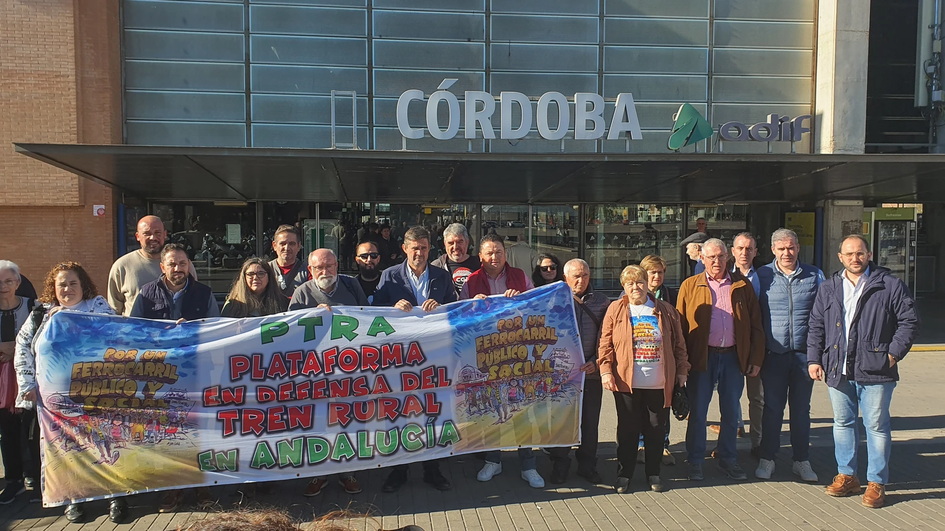 Representantes de la Plataforma en Defensa del Tren Rural de Andalucía ante la estación de ferrocarril en Córdoba. PTRA 15/11/2023