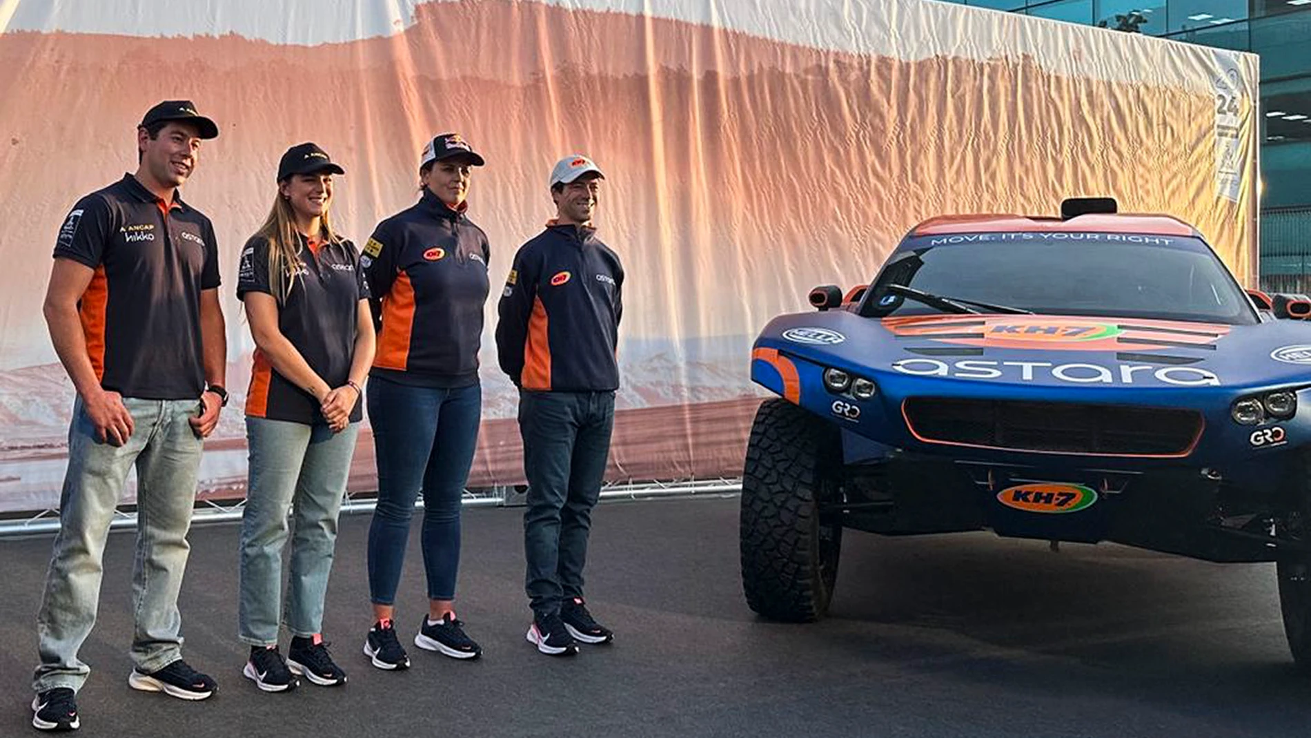 ALCOBENDAS (MADRID), 15/11/2023.- La compañía de movilidad sostenible Astara presentó este miércoles su equipo para el Dakar 2024, compuesto por (i-d) el chileno Paolo Boggioni, la uruguaya Patricia Pita, la española Laia Sanz y el italiano Mauricio Gerini, este miércoles en la sede de Astara en Alcobendas, Madrid. EFE/Rita Cadeira