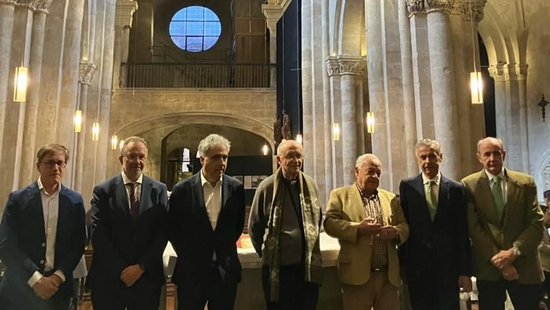 El consejero de Cultura, Turismo y Deporte, Gonzalo Santonja, junto con el presidente de la Fundación Iberdrola España, Fernando García, visitan la iglesia de San Martín de Tours
