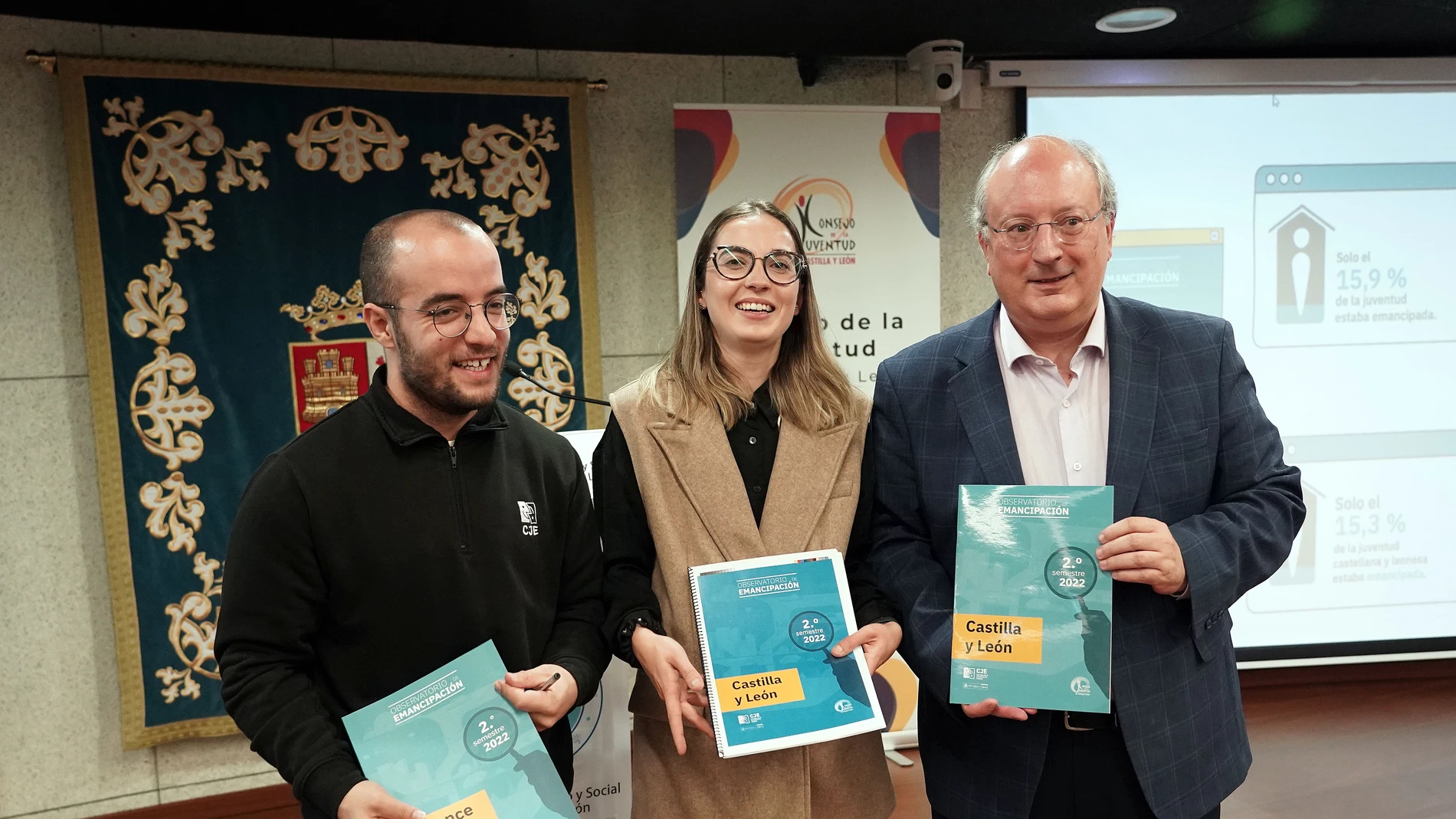 El vicepresidente del Consejo de la Juventud, Juan Antonio Báez, y la presidenta del Consejo de la Juventud de Castilla y León, Sandra Ámez, presentan los datos del Observatorio de Emancipación relativos al segundo semestre de 2022, junto al presidente del CES, Enrique Cabero