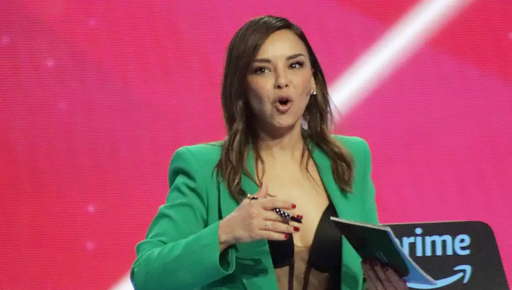 Chenoa con traje verde.