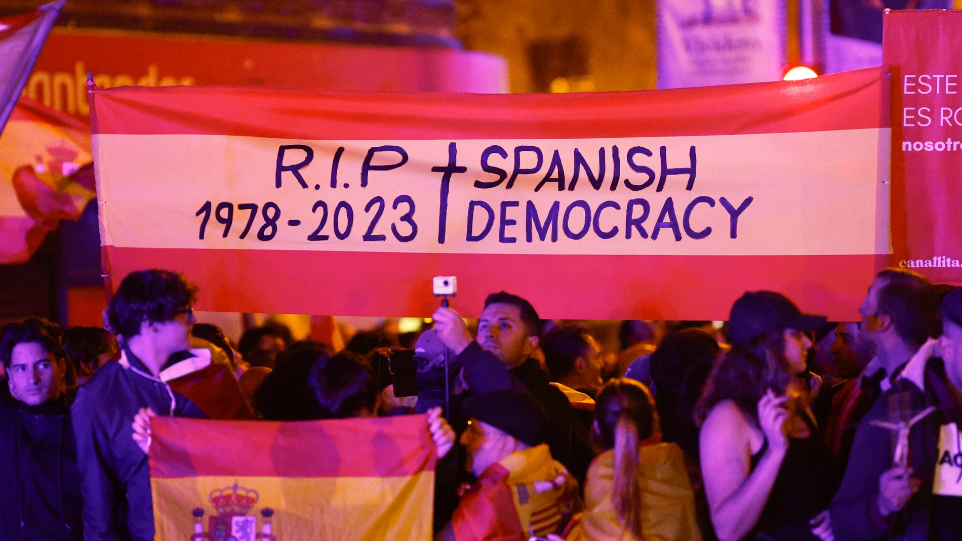 MADRID, 15/11/2023.- Concentración contra la Amnistía durante el debate de investidura de Pedro Sánchez este miércoles, en la calle Ferraz, lugar de la sede central del PSOE en Madrid. EFE/ Rodrigo Jiménez