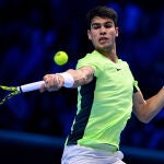 Alcaraz golpea de derecha en un partido de las Nitto ATP Finals