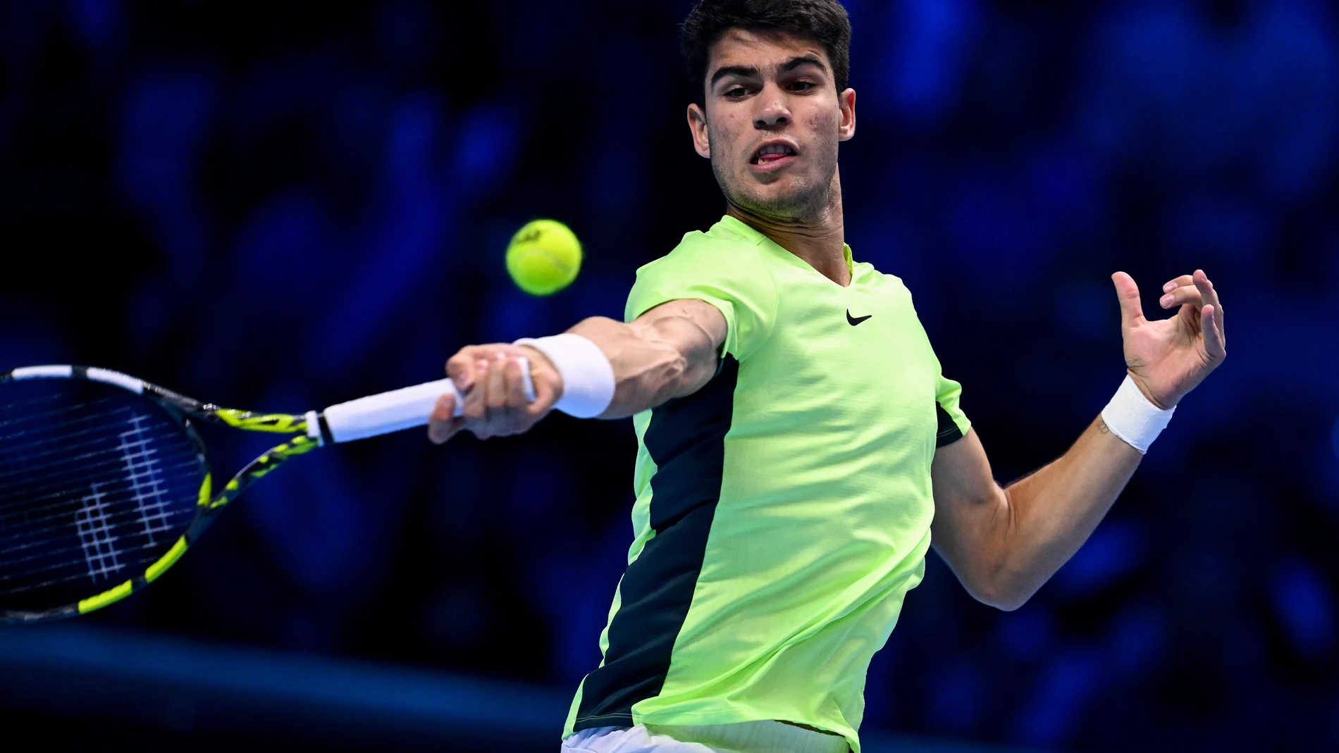 Alcaraz golpea de derecha en un partido de las Nitto ATP Finals