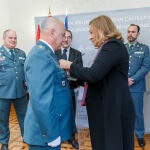 El teniente coronel de la Guardia Civil de Segovia Jesús García Aller recibió hoy la Medalla al Mérito de la Seguridad Vial de la Dirección General de Tráfico (DGT), de manos de la subdelegada del gobierno en Segovia, Marian Rueda; acompañados por el teniente coronel jefe de Tráfico de Castilla y León, Francisco González Iturralde; el teniente coronel jefe de la Comandancia de Segovia, Benito Donate; y el jefe provincial de Tráfico, Pedro Pastor