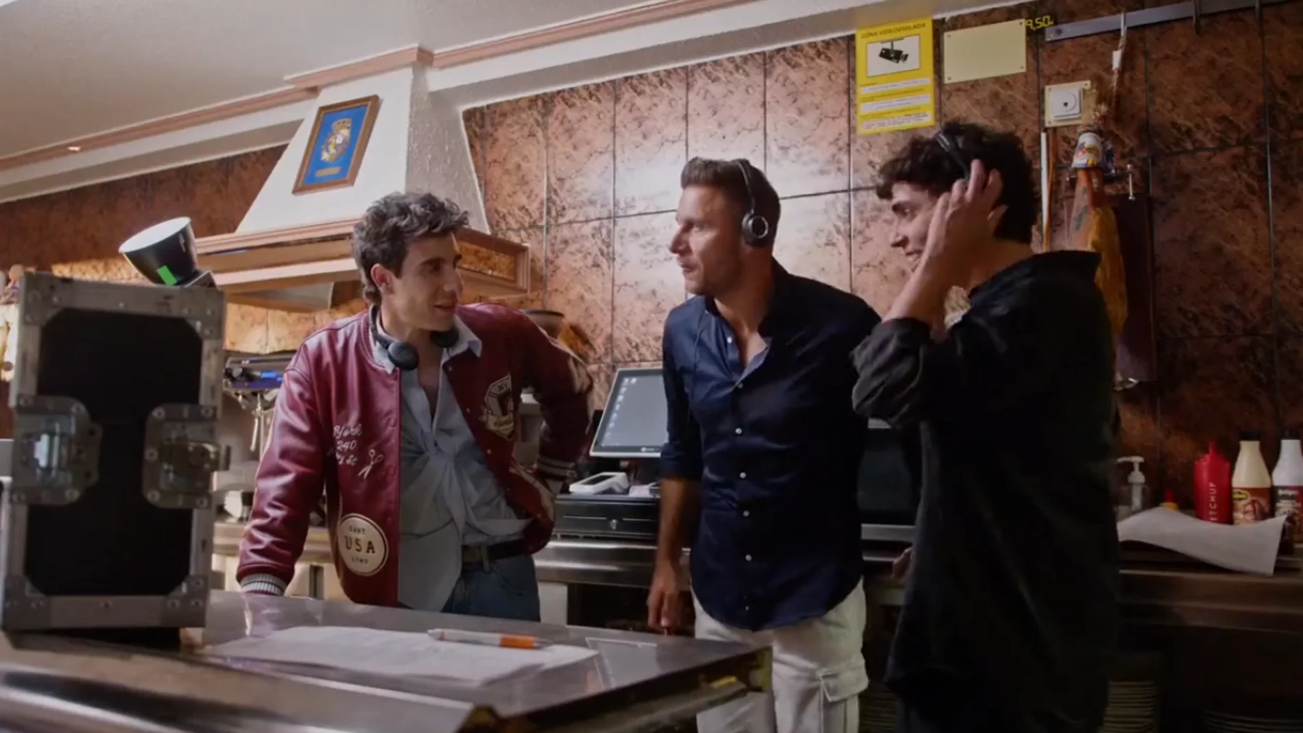 Joaquín Sánchez, entre Javi Ambrossi y Javi Calvo, dirigiendo una escena de su biopic